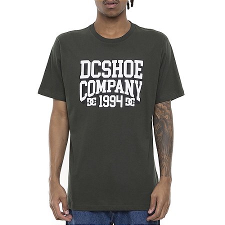 Camiseta DC Shoes Cali Stack SM23 Masculina Verde Escuro
