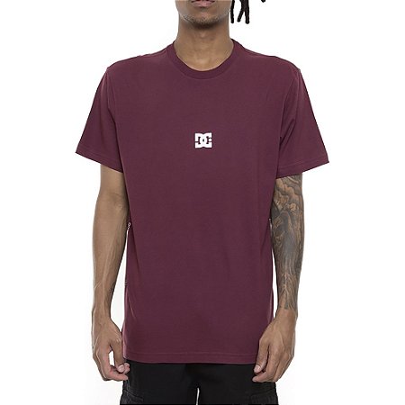 Camiseta DC Shoes Side By Saide SM23 Masculina Vinho