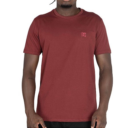 Camiseta DC Shoes Embroidery WT25 Masculina Bordô