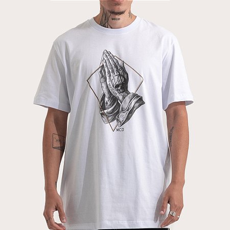 Camiseta MCD Aviamentação Mãos Rezando SM26 Masculina Branco