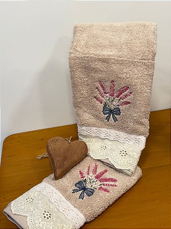 Kit 2 Toalhas De Lavabo Karsten Rosé + Coração Em Madeira