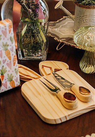 Petisqueira Madeira Com Duas Faquinhas Para Queijo Com Ágata Páscoa