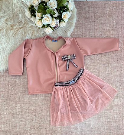 Conjunto Jaqueta Couro Fake Rosê com saia/shorts tule