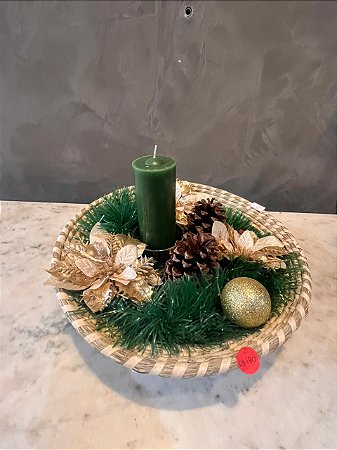 Arranjo de mesa com vela verde