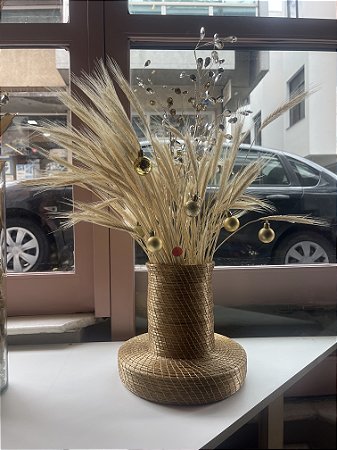 Vaso de capim dourado com bolinhas douradas