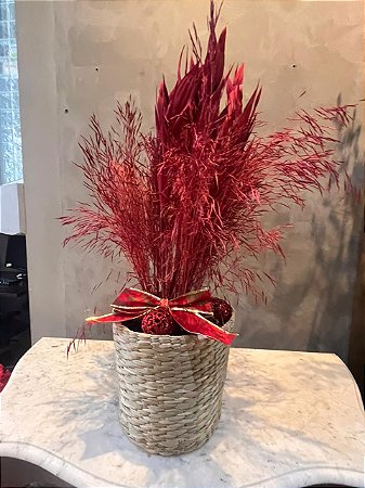 Cesto bojudo com galhos e bolas vermelhas