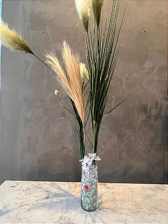 Vidro com galhos verde e amarelos com anjinhos