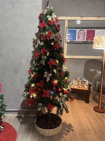 Árvore verde com laços listrados verdes e borboletas