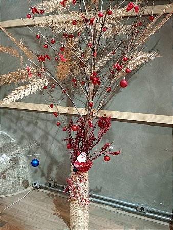 Cesto bojudo com bolinhas vermelhas e folhagem bronze