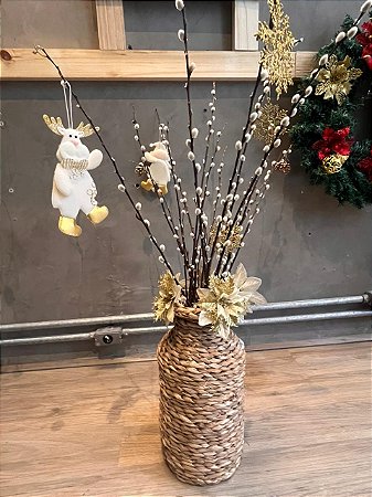 Cesto rústico com papais Noéis brancos e dourados