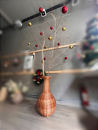 Vaso de vime grande com árvore e iluminação