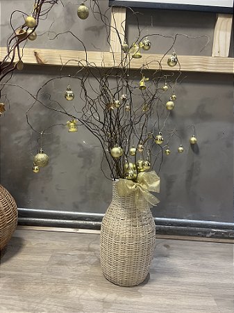 Vaso com galhos, sinos e bolas douradas