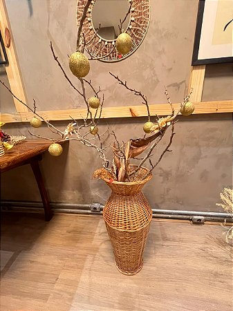 Cesta grande com galhos e bolas douradas