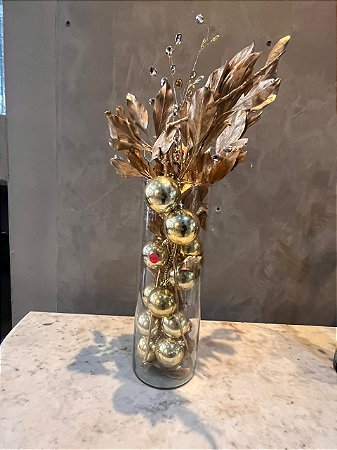 Vaso de vidro com folhas e bolas douradas