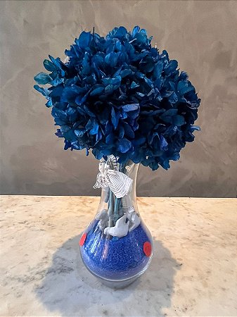 Vaso de vidro com hortênsia azul