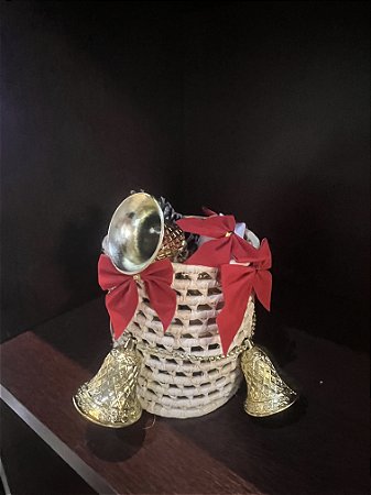 Cesta pequena com estrela e laços vermelhos