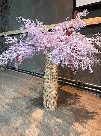 Cesta alta com plantas rosas