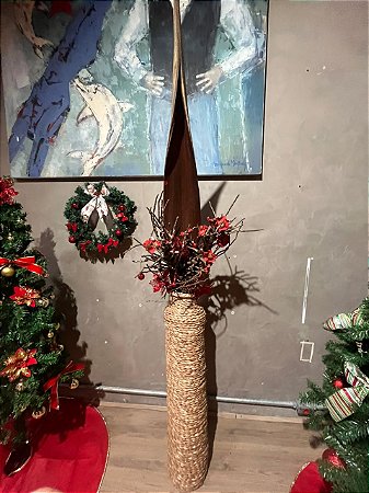 Cesta grande com pinhas e ramo de coco