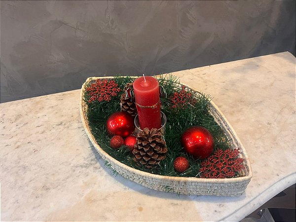 Cesto em formato de canoa com vela vermelha