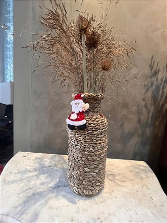 Cesto com papai noel e folhagem dourada