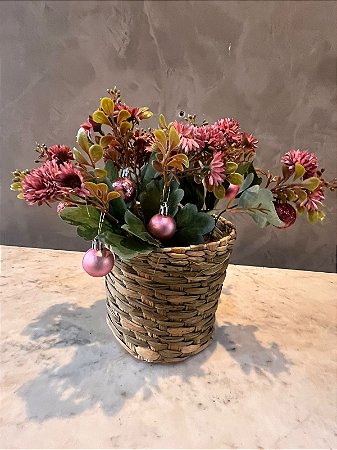 Cesto com flores rosa