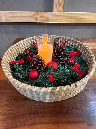 Arranjo de mesa com prato transado