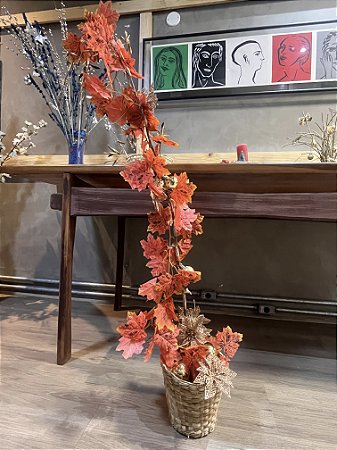 Cesto com folhagem alta salmão