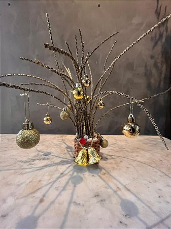 Cesto pequeno com galhos secos e sinos