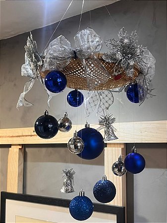 Cesta com bolinhas azuis para pendurar