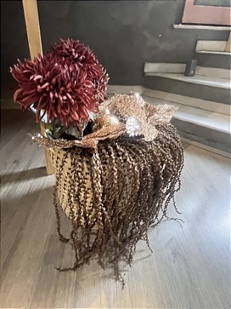 Cesto redondo com galhos secos e flores douradas