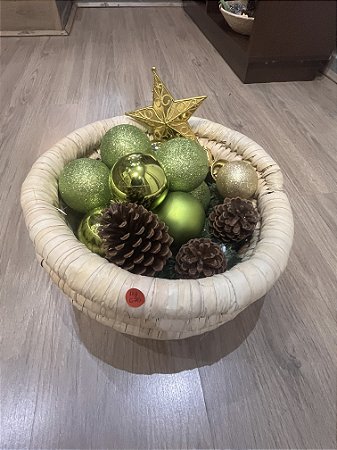 Cesto redondo com bolas verdes e pinhas