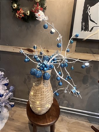 Vaso com bolinhas azuis e galhos prateados