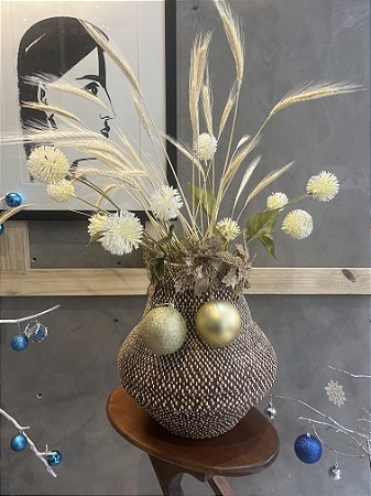 Vaso de fiozaca com bolas douradas