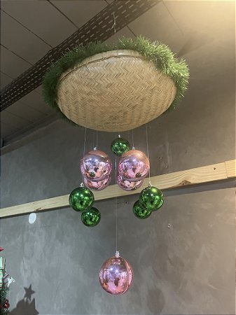 Cesto com bolas verdes e rosas para pendurar
