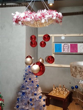Cesto com bolas vermelhas e rosé para pendurar