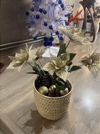 Cesto com flores e bolinhas douradas