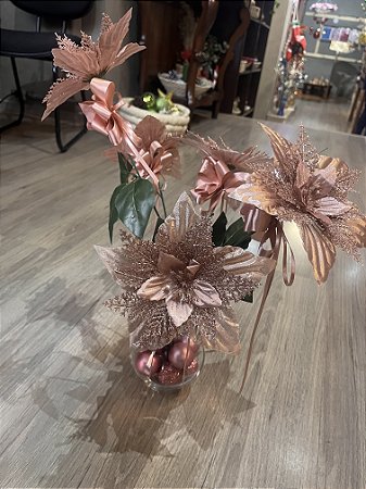 Vaso de vidro com flores rosas