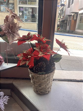 Cesto com flores vermelhas e pinhas