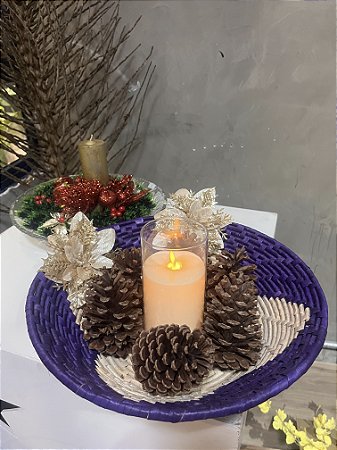 Cesto roxo com pinhas