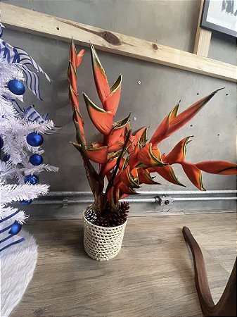 Cesto com pinhas e folhagem laranja