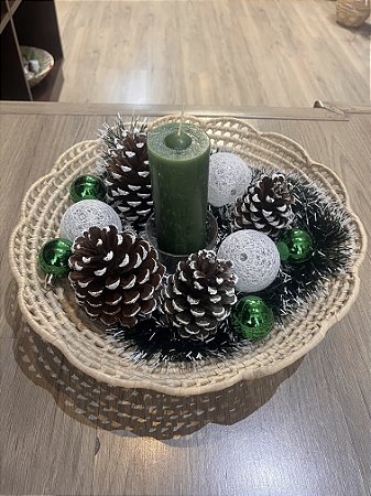 Cesto com folhagem verde e vela verde (neve)