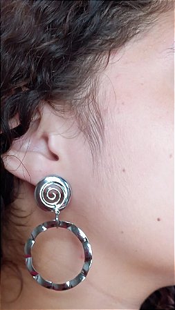 Brinco Espiral com Argola Texturizada em Aço Inox