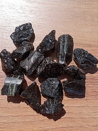Cristal Turmalina Negra 100% Natural – Escudo Protetor contra Más Energias (19 mm)