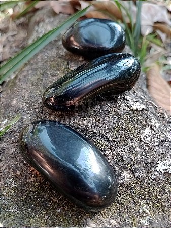 Obsidiana Negra Rolada 100% Natural – Proteção Energética e Aterramento