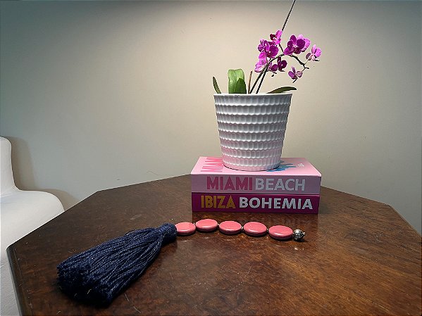 Enfeite de mesa - Cerâmica rosa com tassel rústico marinho