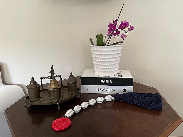 Enfeite de mesa - Cerâmica branca com Jade coral e tassel rústico cru