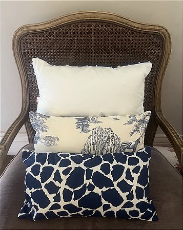 Almofada 50 x 50 - Branca com vivo girafa azul