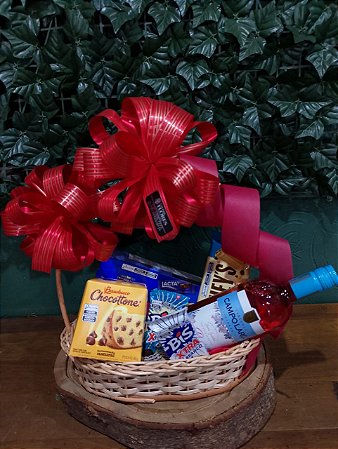Cesta Natalina Encanto com Vinho e Chocolates
