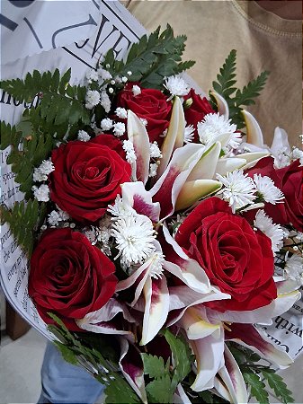 buquê de rosas com lírios