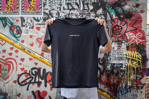 camiseta quase não vim - preta